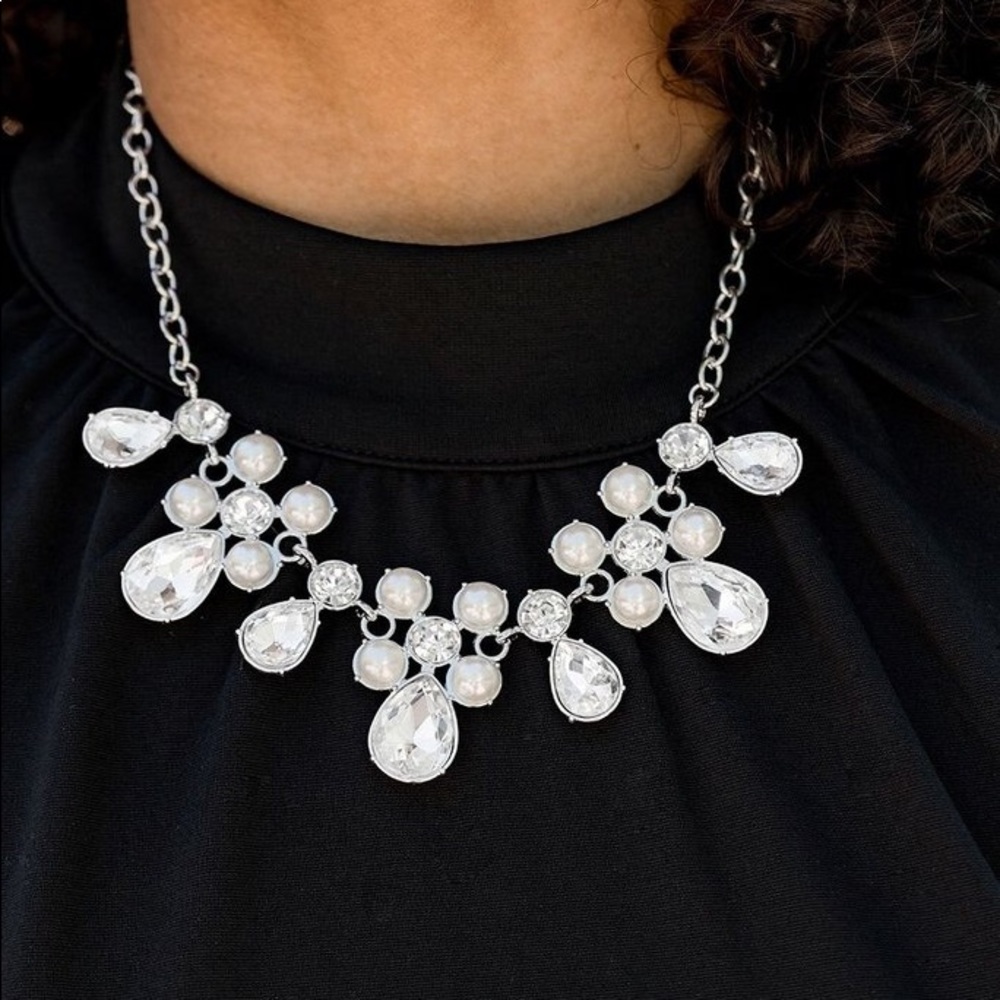 ❤️‍🔥5/$25❤️‍🔥 Demurely Debutante White Pearl Necklace